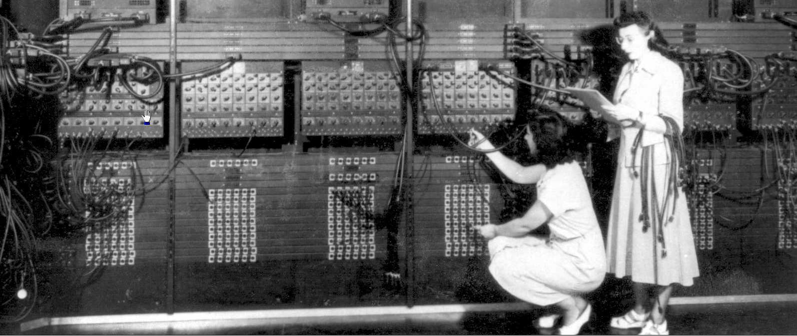 ENIAC 컴퓨터의 프로그래밍. 초창기의 프로그래밍인 위의 사진과 같이 엄청나게 번거럽고 불편하였으며, 수정이 어려웠다.